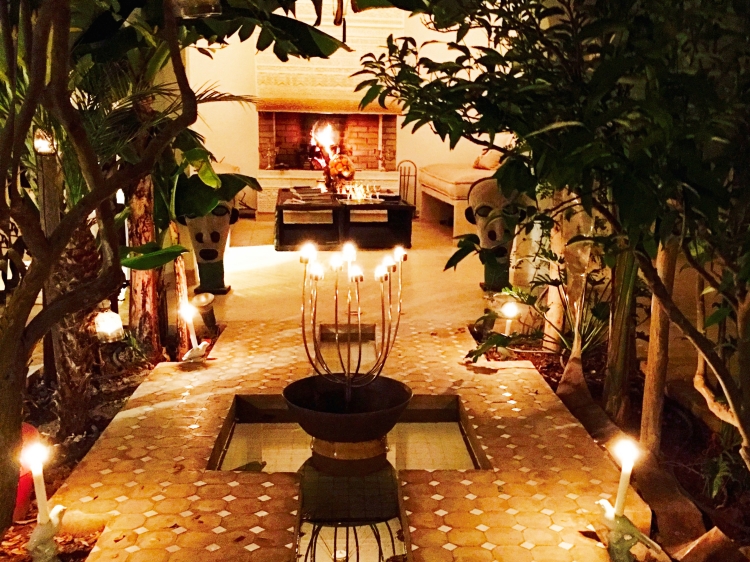 Sala com lareira no pátio