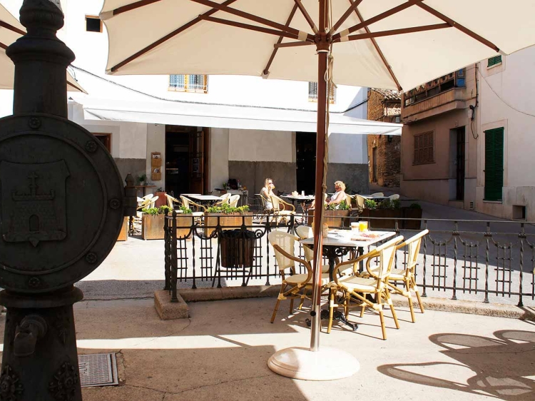 Hotel Restaurant Forn Nou in Arta Mallorca budget hotel ina a village