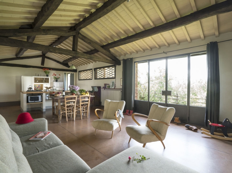 Space, light, traditional ceilings and remodeled old furniture. Funky style for Brentina Ovile.