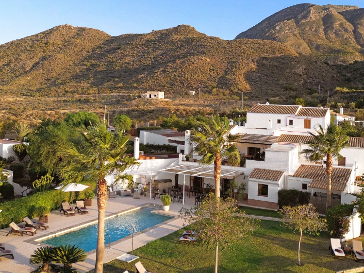Boutique-Hotel-El-Sarmiento-Mojacar-Almeria-Andaluzia-Área-Piscina-Casa-Principal-Vista-Inclinação-Drone