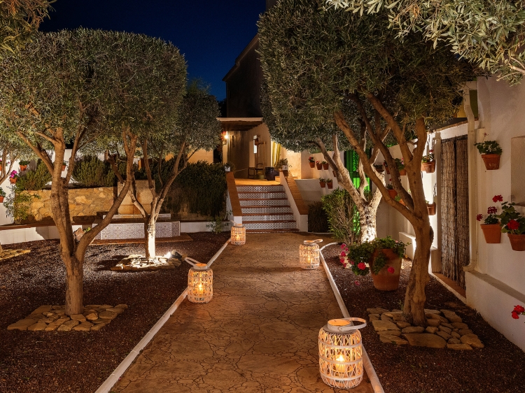 Zona exterior do Cortijo El Sarmiento. Férias em Mojacar, Almeria. Alojamento com piscina na Andaluzia. 