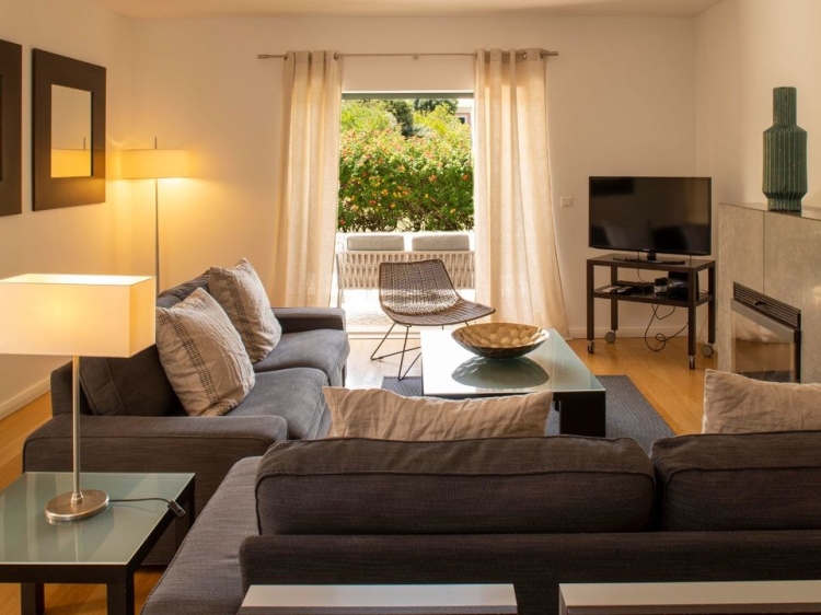 Vila Bicuda resort in cascais near the beach with swimming pool