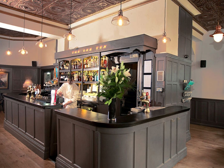 The One Tun Pub & Rooms London bar pub hotel 