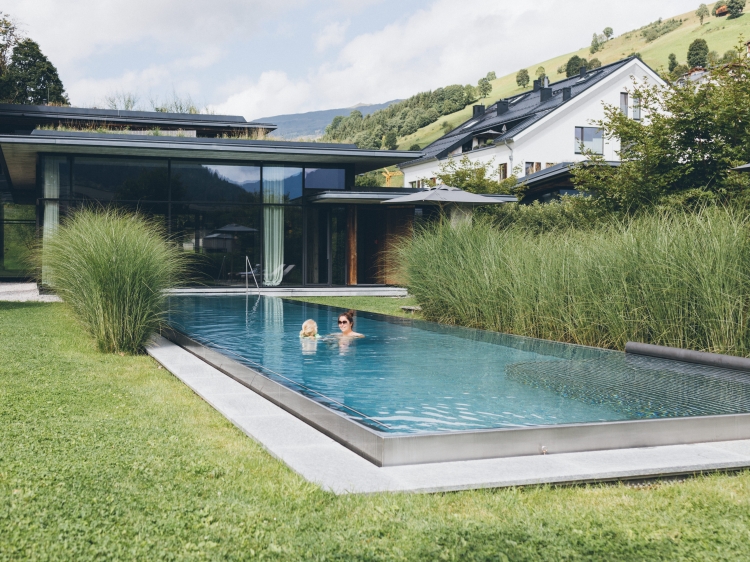 Outdoor pool Hotel Wiesergut DESIGNHOTEL Saalbach-HINTERGLEMM with swimming pool and spa luxury and romantic