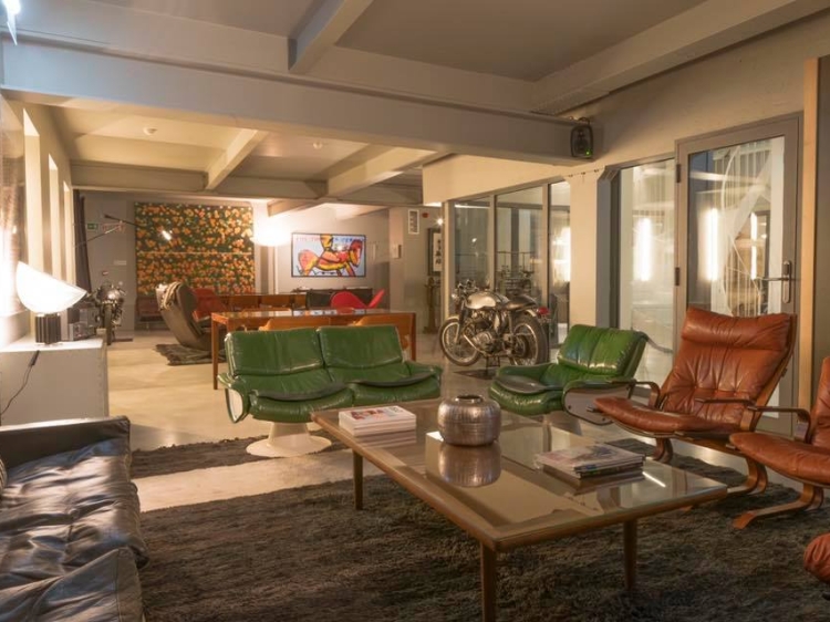 Art gallery and lounge
