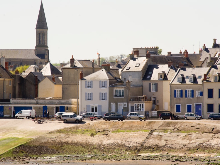 La Maisom Sur le Quai Charming fisherman's cottage blending authenticity with a contemporary spirit, featuring a stunning sea-view terrace.