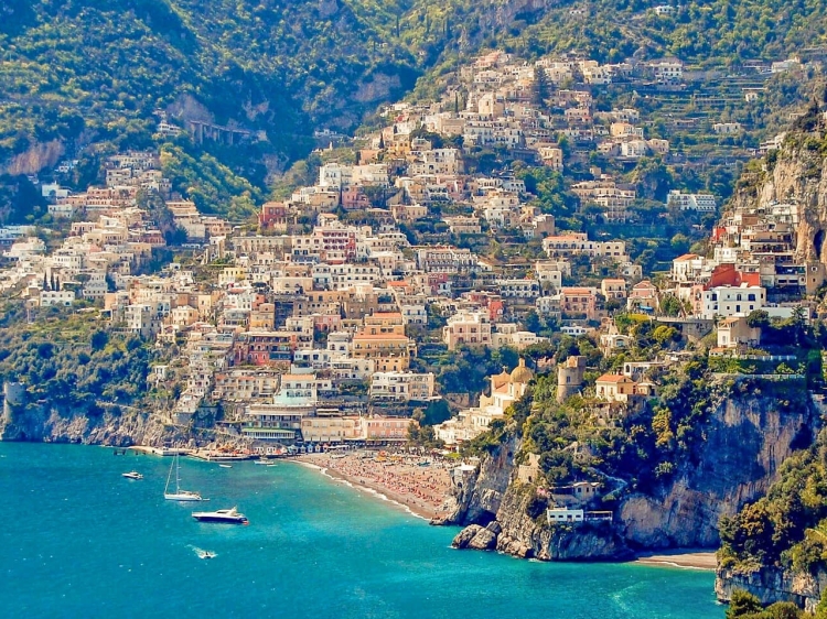 Positano Villa and holiday home to rent luxury romantic front sea