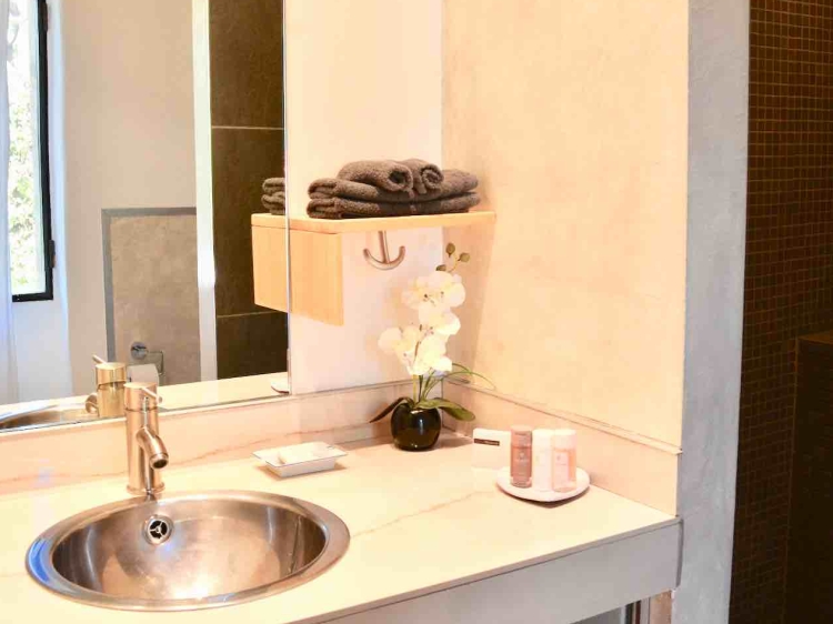  bathroom oversize italian shower oversize maison Cerisiers