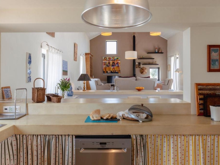 Spacious Accommodation: Espaço Fataca - Sw Alentejano in São Teotónio offers a spacious villa with two bedrooms and two bathrooms. The property includes a living room and a private entrance.