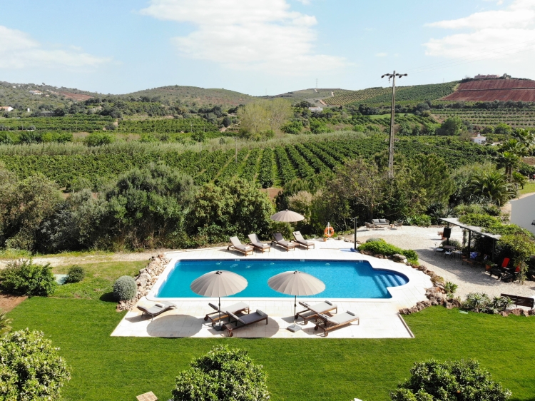 Vista sobre a piscina e jardim da Quinta da Luz - A Luxury Boutique B&B no Algarve Secretplaces