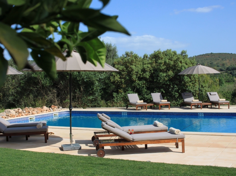 Área da piscina na Quinta da Luz - A Luxury Boutique B&B no Algarve Secretplaces