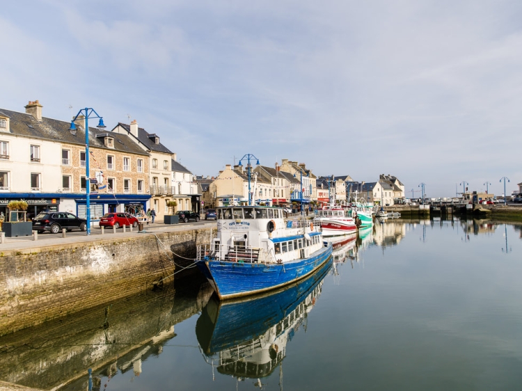 Charming sea-view apartment in the heart of the old fishing port of Port-en-Bessin, Normandy.