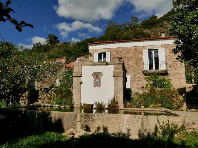 Vista frente da casa e fonte, São Pedro de Vir-a-Corça, Monsanto, Beira Baixa, Secretplaces