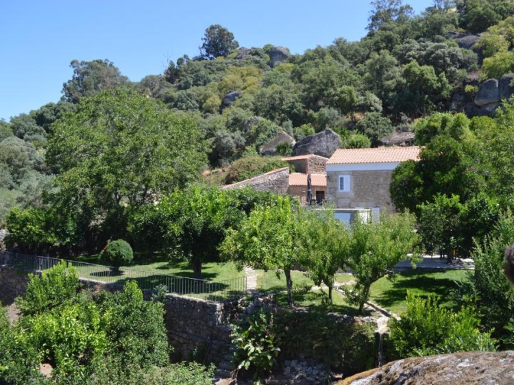 Vista frente da casa e fonte, São Pedro de Vir-a-Corça, Monsanto, Beira Baixa, Secretplaces