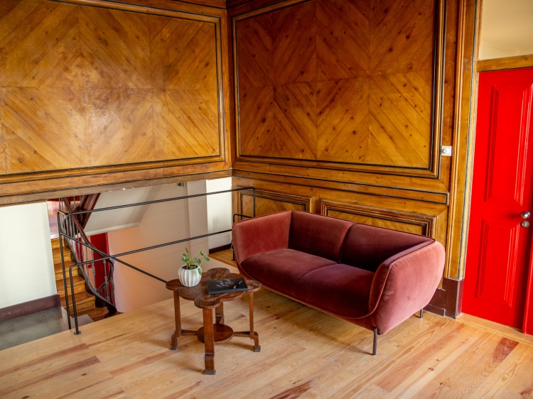 Sala de estar em madeira pintada