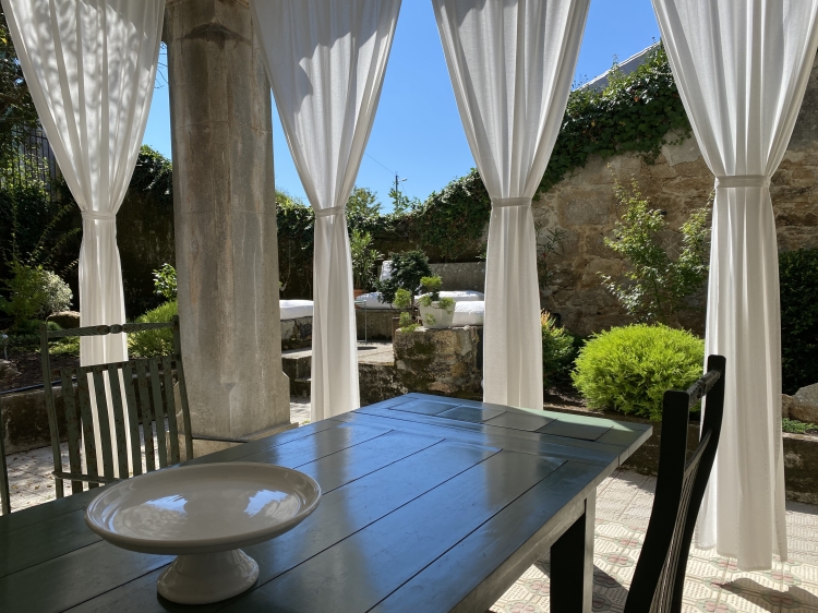 Outdoor dining area Galicia Casa Señorial en Vilaxoan Secretplaces