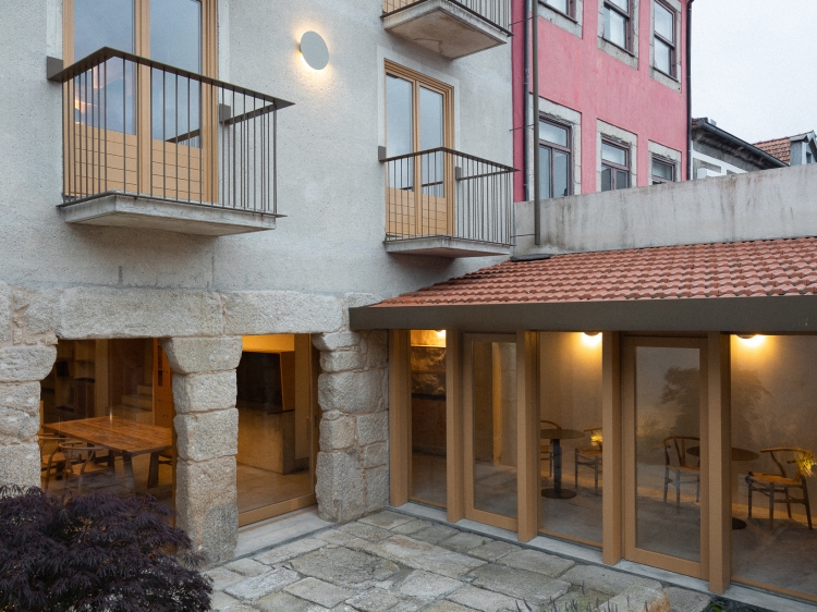 Back Facade Na Travessa Suites in the enter of porto boutique hotel