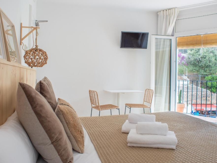 HOstal Sa Teula BEST LOW BUDGET CHARMING HOTEL IN LLAFRANC