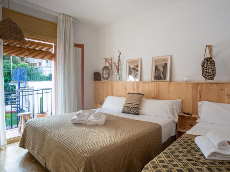 HOstal Sa Teula BEST LOW BUDGET CHARMING HOTEL IN LLAFRANC