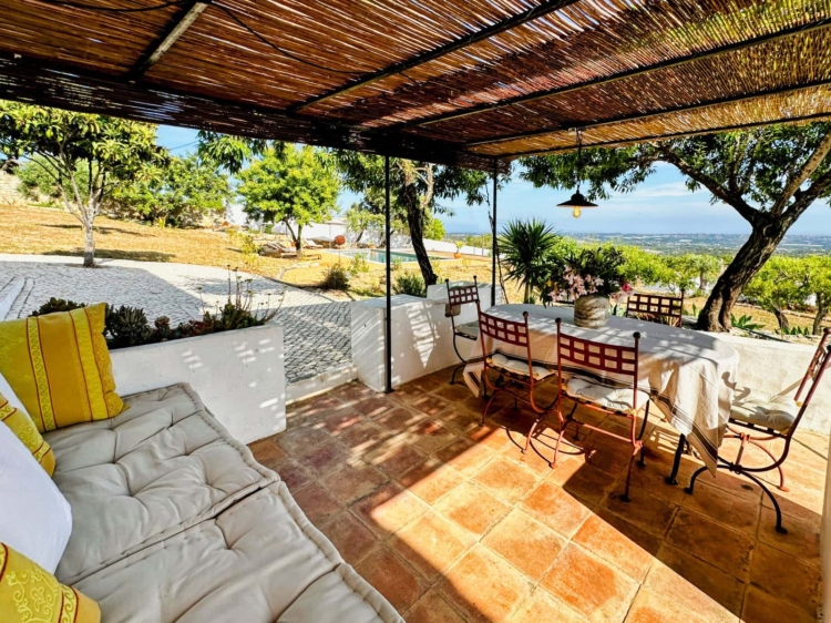 generous villa, faro, algarve, holiday villa, pool, terrace, secretplaces, portugal