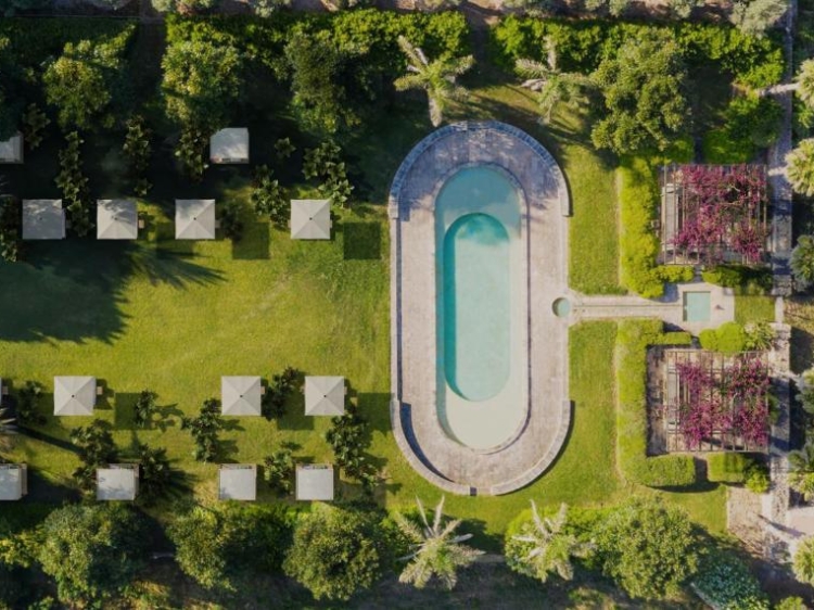 Piscina exterior e jardim do exclusivo Vestige Son Vell. Ilha de Menorca.      