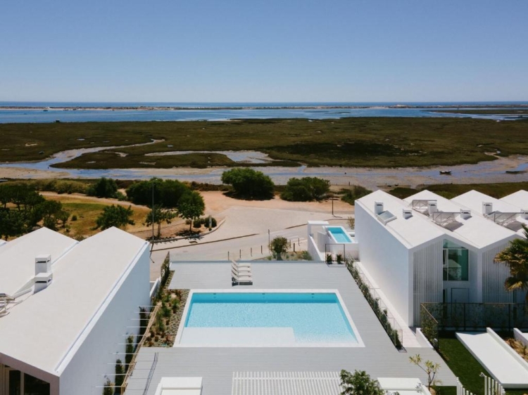 Vistas exteriores da Ria Formosa a partir das Casas de Sal na Fuseta, Algarve, Portugal. Grande casa de luxo. Férias em família. Casa com piscina.