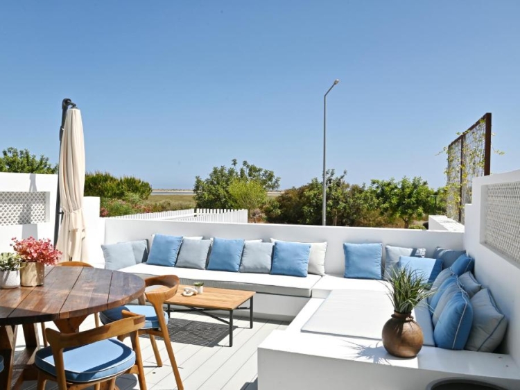 Varanda com sofá e vista para a Ria Formosa. Exclusivo e luxuoso. Casas de Sal na Fuseta, Algarve, Portugal. Férias. Casa grande com piscina.
