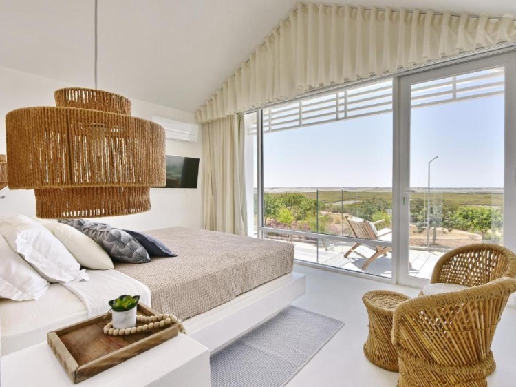 Suite acolhedora com varanda e vista para a natureza nas Casas de Sal na Fuseta, Algarve, Portugal. Férias em família. Casa grande com piscina. Ria Formosa.