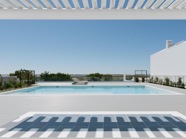 Piscina exterior com jardim. Casas de sal na Fuseta, Algarve, Portugal. Grande casa de luxo. Férias em família.