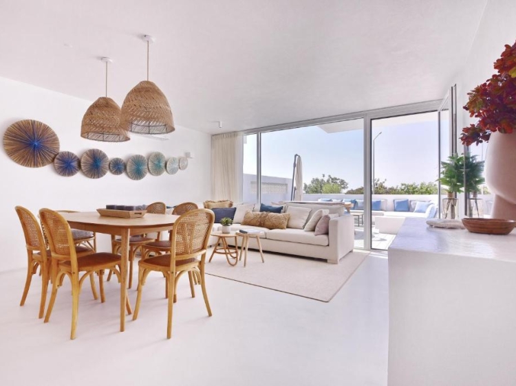 Sala de estar e de jantar com sofá grande. Exclusivo e luxuoso. Casas de sal na Fuseta, Algarve, Portugal. Férias em família. Casa grande com piscina. Ria Formosa. 