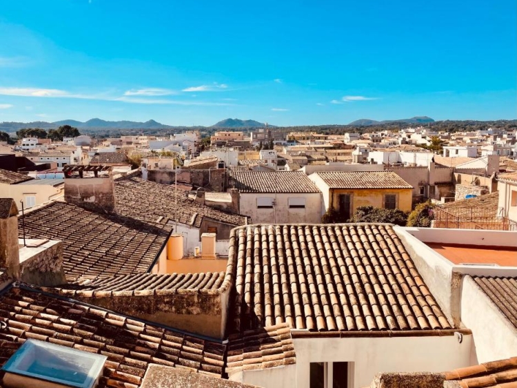 Vistas de Artà a partir do quarto do hotel. Hotel exclusivo Casal d'Artà, Maiorca, Ilhas Baleares. Férias na costa. Só para adultos. 