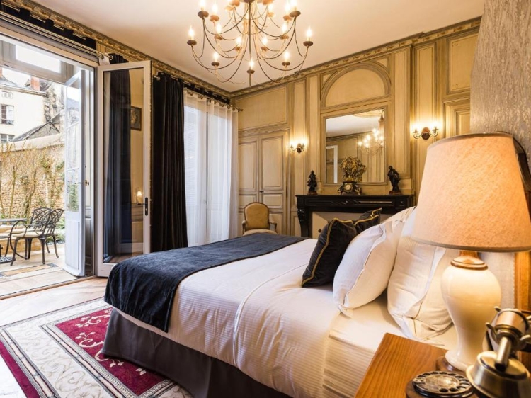 Quarto do hotel exclusivo Le Petit Manoir em Sarlat-la-Canéda, em França. Hotel de charme com piscina. Elegante e acolhedor.  