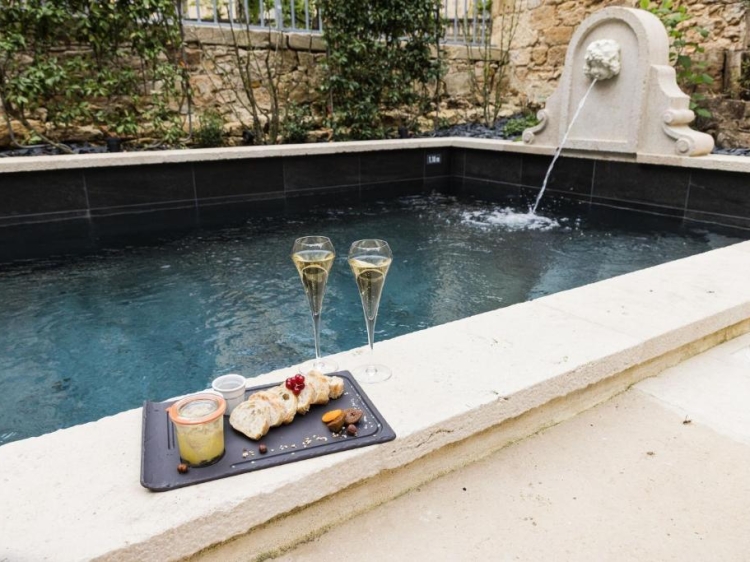 Hotel Le Petite Manoir em Sarlat-la-Canéda, França. Hotel agradável, exclusivo e tradicional. Quartos de luxo e piscina. 