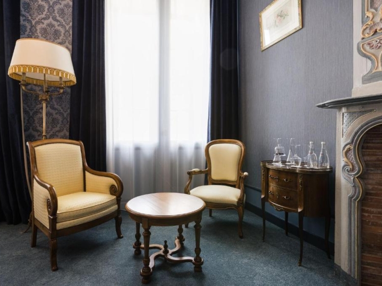 Hotel exclusivo Le Petit Manoir em Sarlat-la-Canéda, em França. Hotel excecional e majestoso com piscina. Calmo e agradável. Escapadela romântica para um casal. 