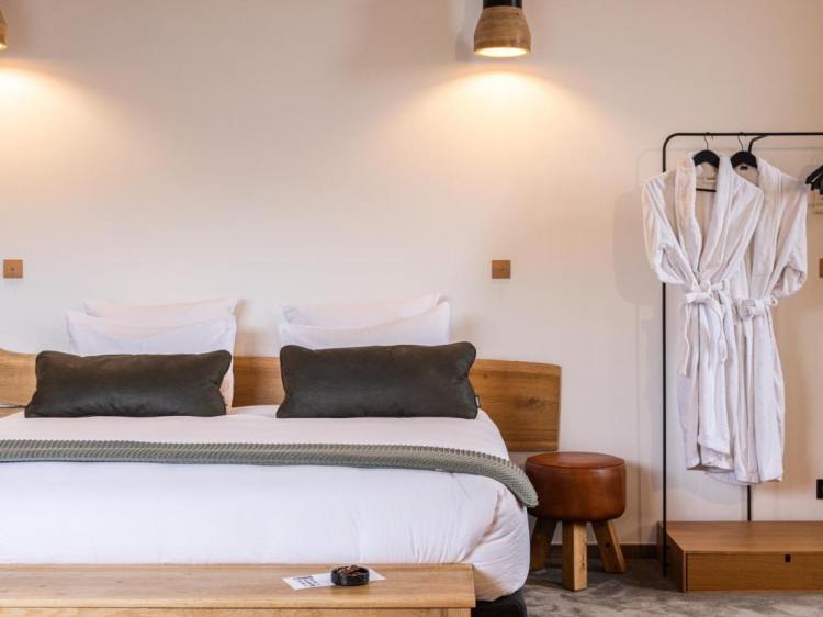 Elegant and exclusive hotel Casa Blanca B&B. . Breakfast included. Luxury hotel. Family holiday in Bordeaux, France.  