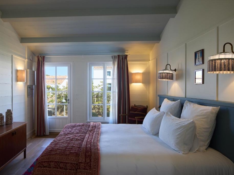 Suite de hotel com spa La Mission L'Ile d'Yeu, França. Os melhores hotéis com piscina. Férias em família. Hotel exclusivo.  