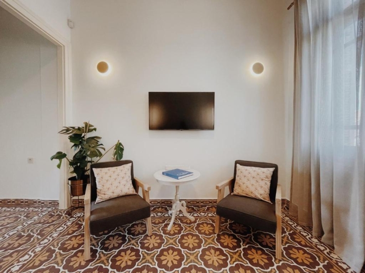 Sala de estar, cadeiras, televisão, luzes de parede, azulejos decorativos