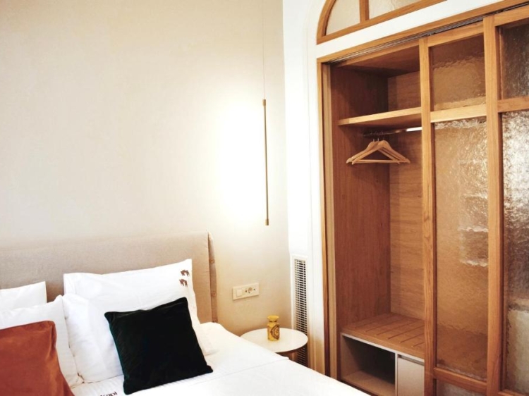 Guarda-roupa, cabides, painéis de vidro, quarto, estrutura de madeira