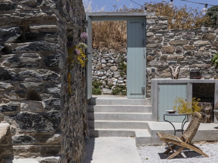 courtyard's entrance