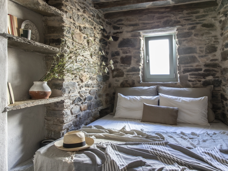Iskios suite bedroom