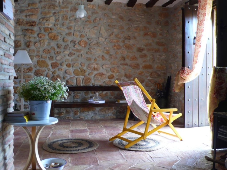  Casa La Rinconada in Azuelo Navarra offers a spacious holiday home with three bedrooms and two bathrooms. The living room features a sofa and parquet floors, providing a comfortable space for relaxation.