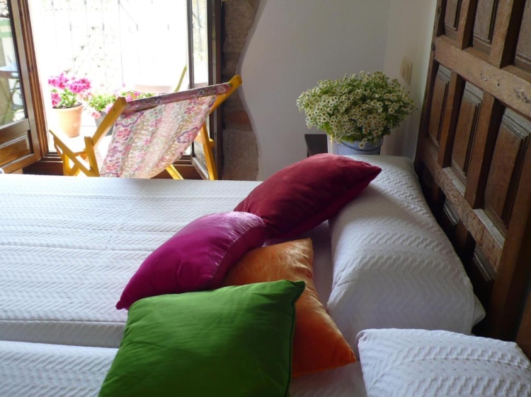  Casa La Rinconada in Azuelo Navarra offers a spacious holiday home with three bedrooms and two bathrooms. The living room features a sofa and parquet floors, providing a comfortable space for relaxation.
