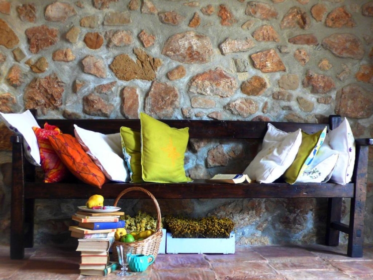  Casa La Rinconada in Azuelo Navarra offers a spacious holiday home with three bedrooms and two bathrooms. The living room features a sofa and parquet floors, providing a comfortable space for relaxation.