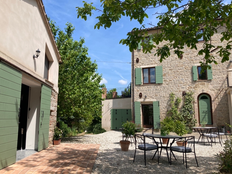 courtyard - villa verdicchio - le marche - Secretplaces