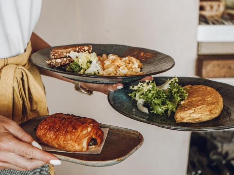 Fresh breakfast plating,Cozy morning brunch, Vibrant healthy meal ,Wholesome aesthetic food, Nomad Hotel - Xábia Port in Xàbia offers direct beachfront access and stunning sea views. traducir aleman et espanol