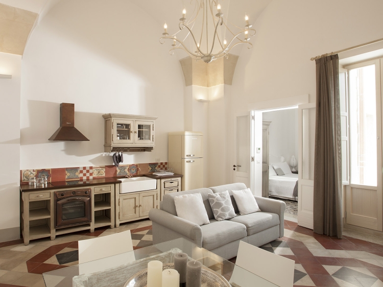 B&B Mantatelur Vaulted ceilings, natural stone flooring, light color palette, stylish lighting, designer furniture, living and kitchen area