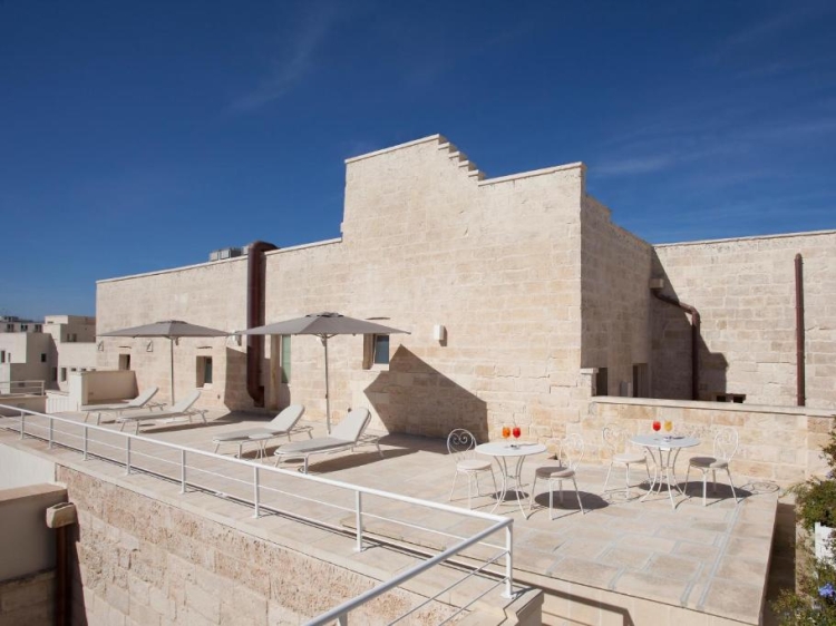 B&B Mantatelur Outdoor area, natural stone, sun loungers, sun umbrellas, blue sky