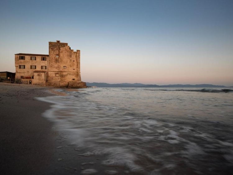 Beach in charming seaside boutique hotel Torre Mozza on the Tuscan coast in Piombino