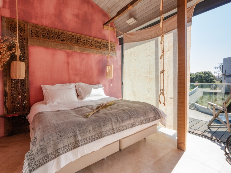 Bedroom Charming Pink House Santa Cruz Secretplaces in Portugal