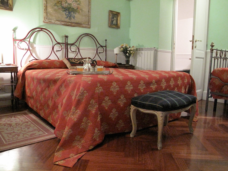 Guesthouse Arco dei Tolomei Rome Italy Bed Nomentana